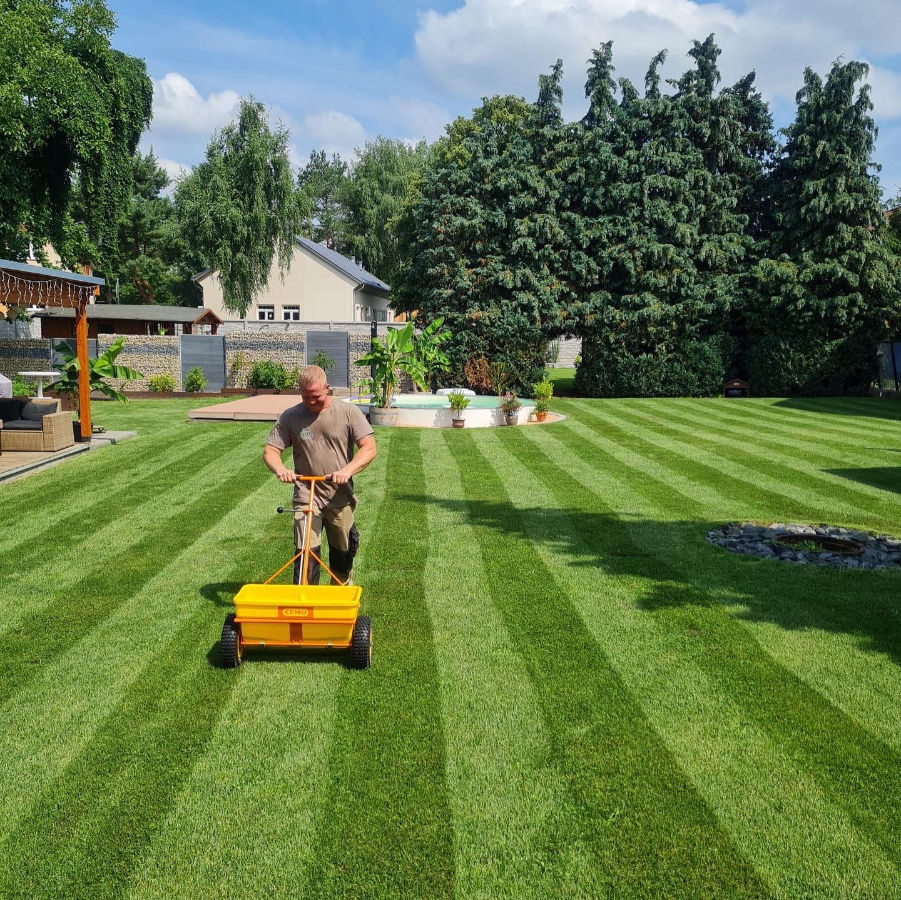 Professionelle Rasenpflege - Kühnbaum Gartengestaltung